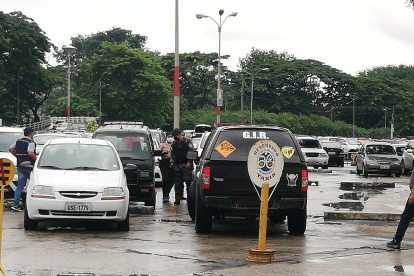 En el sitio se mantienen agentes policiales, quienes al momento realizan una revisión visual.