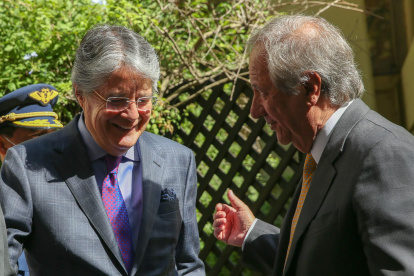 El presidente de Ecuador, Guillermo Lasso (i), fue registrado este martes al conversar con el secretario general de la Asociación Latinoamericana de Integración (ALADI), Sergio Abreu, durante su visita a la sede de la organización, en Montevideo (Uruguay).