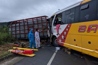 Al amanecer se pudo observar cómo quedaron los automotores involucrados en el choque que dejó tres muertos.