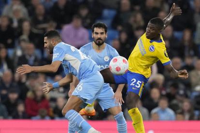 El tricolor Moisés Caicedo (23), del Brighton, disputa el balón con Mahrez (i).