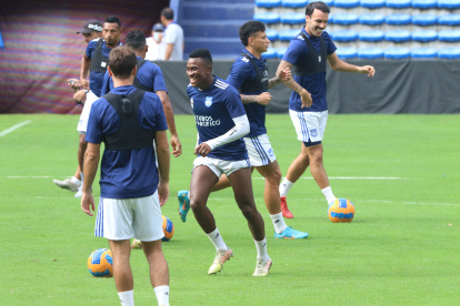 Bryan Carabalí (c) y Sebastián Rodríguez (d) serán titulares hoy frente al Cumbayá.