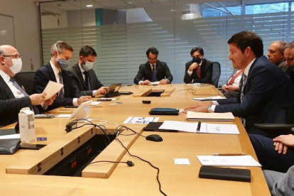 Reunión del 19 de abril con el FMI a la que acudió el ministro de Gobierno, Francisco Jiménez.