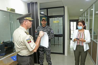Gestión. Renato González, director del Isspol, acudió a las oficinas del Decevale, ubicadas en Guayaquil.