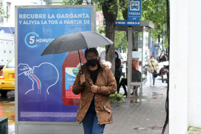 La empresa remodeló las paradas de buses en la ciudad y explota la venta de publicidad en ellas.