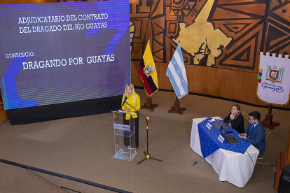 Acto. Prefecta del Guayas, en la adjudicación del contrato del dragado al consorcio Dragando por Guayas, el 24 de febrero de 2022.