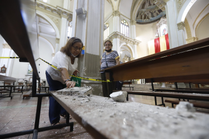 Escombros. Así permanecen hoy las gradas laterales de la iglesia. Toda esta semana, parte del techo se ha caído. El desplome más fuerte fue hace dos días, tras la misa de la mañana.