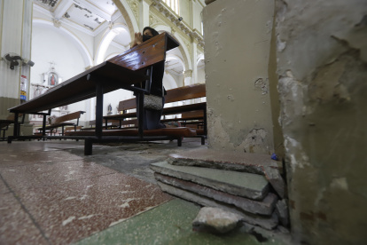 Daño. La humedad ha despegado ya varias baldosas y tiene afectados todos los pilares. Estos permanecen descascarados y con huecos grandes y pequeños.