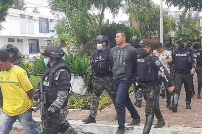 Los sospechosos puestos a órdenes de las autoridades y las evidencias entregadas al Centro de Acopio de la Policía.