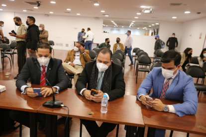 Diligencia. Diego Sánchez (c) durante la audiencia de juzgamiento realizada este jueves en el Complejo Judicial Norte.