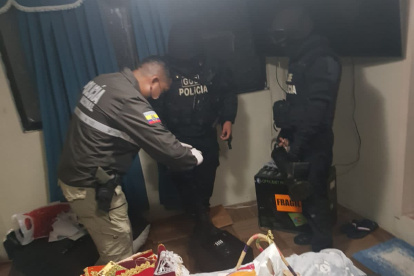 Diligencias. En media docena de allanamientos se incautaron documentos, dinero y otras evidencias.