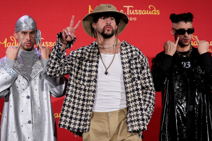 Bad Bunny junto a sus dos figuras.