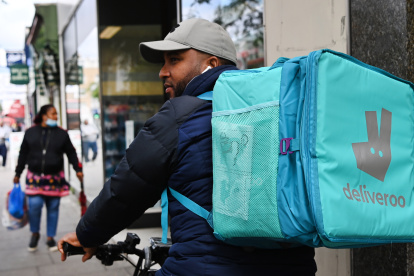 Un repartidor en una fotografía de archivo.
