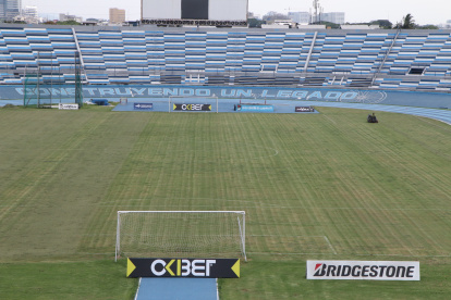 Así se presenta el actual estado de la cancha del Modelo, con grandes espacios de hierba reseca, aunque los trabajos en el campo se siguen efectuando.