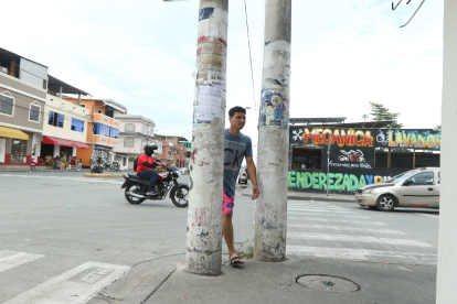 Las personas deben pasar entre los postes