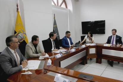 Francisco Jiménez, junto al viceministro Homero Castanier, que perdió protagonismo con Alexandra Vela, se reunió con los jefes de las bancadas.