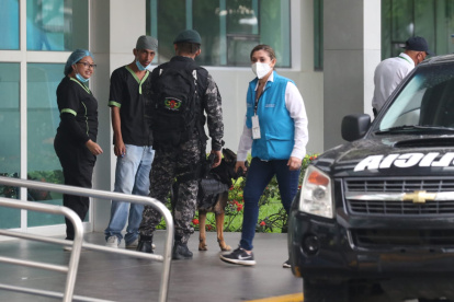 Unidades policiales llegaron al sitio para verificar la advertencia y comprobar su falsedad