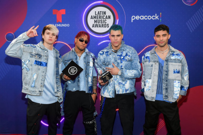 Fotografía cedida por Telemundo donde aparecen los integrantes del grupo CNCO mientras celebran su premio de los Latin American Music Awards 2022 celebrados este jueves en el Michelob ULTRA  Arena en el Mandalay Bay Resort and Casino en Las Vegas, Nevada.
