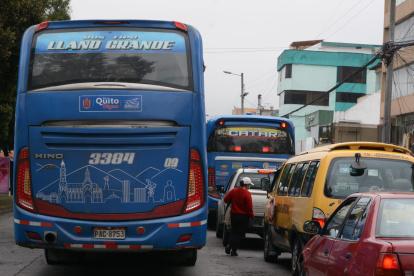 Infracción. Esta unidad rebasó por la izquierda, compitió con otra cooperativa y dejó a la pasajera lejos de la parada, en medio de los dos carriles.