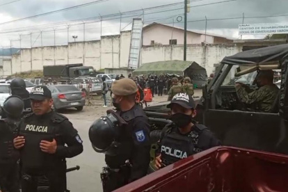 Las fuerzas del orden al momento de llegar en gran número al centro penitenciario de Esmeraldas