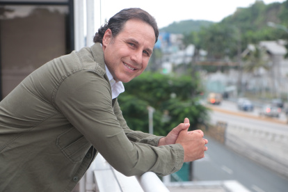 Xavi Q decidió lanzarse con todo, no solo como compositor sino también como cantante.