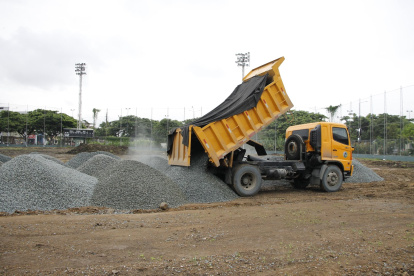 Los 7.000 m cuadrados de relleno para el jardín del Yeyo ya están en el lugar.