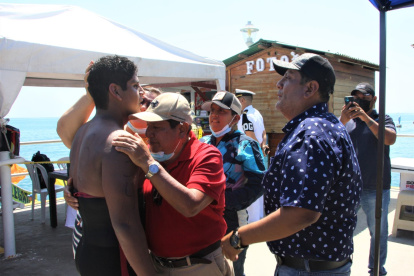 David Farinango fue recibido de manera efusiva por su abuelo y padre, ambos de nombre Carlos, tras llegar primero en los 10 km de aguas abiertas al hacer 1 hora con 56 minutos.