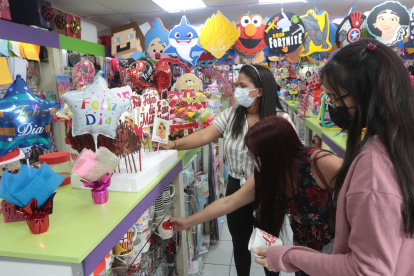 Detalles. En Fantasías del Conquistador hay regalos desde $ 2 para la madre, abuela o tía.