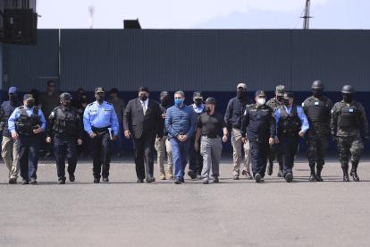 Tegucigalpa. El expresidente Juan Orlando Hernández, mientras era extraditado a EE. UU., desde la base aérea Hernán Acosta, de la capital hondureña.