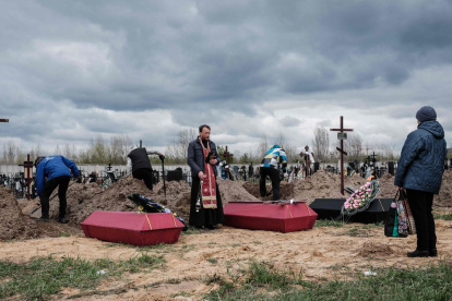 Bucha. Un sacerdote oficiaba el pasado lunes un funeral por varios muertos tras los ataques de las tropas rusas en la ciudad de Ucrania.