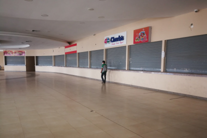 Servicio. Así permanece el área que se supone debía funcionar como patio de comida e imán para los visitantes y habitantes de Playas. Sin embargo, en el sitio todo está cerrado.