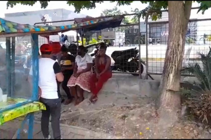 Familiares de Gabriel Cortez se reunieron en los exteriores de la Unidad de Vigilancia Comunitaria de Esmeraldas para pedir información sobre el futbolista