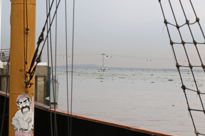 Anclado La embarcación se encuentra varada en el muelle, mientras la aerovía continúa funcionando.