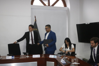 Anfitrión. Francisco Jiménez recibió en su despacho a Juan Fernando Flores, Marcela Holguín, Esteban Torres y, fuera de la foto, Marlon Cadena.