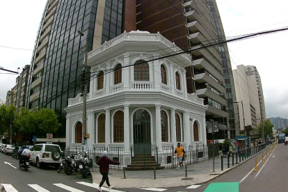 Contraste. La Villa Humberto contrasta con los edificios que se levantan a su alrededor.