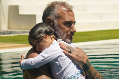 "Estar a tu lado durante tus primeras clases de natación es una hermosa experiencia" coloca Gianluca en su Instagram