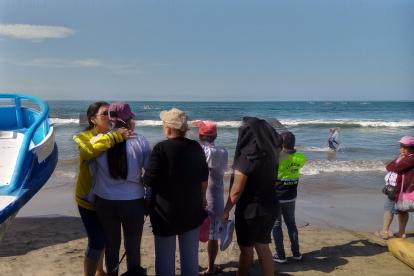 Familiares esperan  por el cuerpo de la persona desaparecida