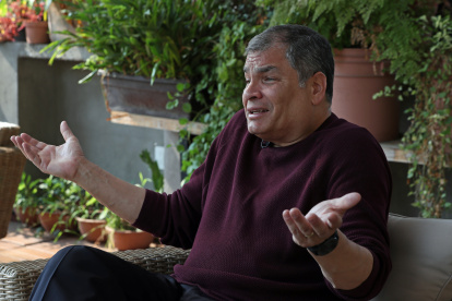Fotografía de archivo, tomada el 13 de abril de 2021, en la que se registró al expresidente de Ecuador, Rafael Correa, durante una entrevista con Efe, en Ciudad de México (México).