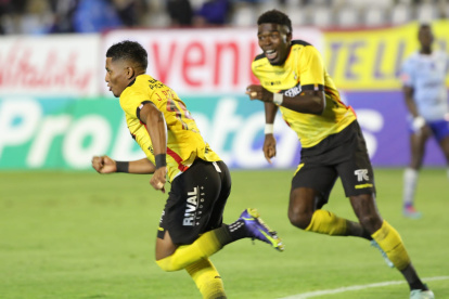 Jonathan Perlaza (i) fue el autor del único tanto de Barcelona tras concretar al minuto 47.