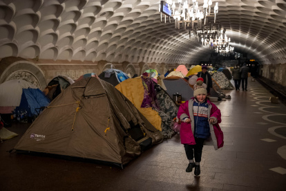 Entre carpas. Cientos de personas sobreviven en las galerías subterráneas del metro de Járkov, donde se acomodan y se organizan para alimentarse y proveerse de seguridad.
