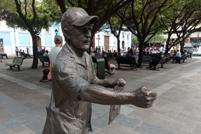La escultura del hombre de la lotería está ubicada en el parque San Francisco.