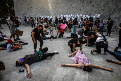 Colectivos feministas durante una protesta contra las desapariciones y feminicidios en el balneario de Acapulco, estado de Guerrero (México).