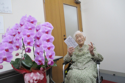 Fotografía cedida por el gobierno de la prefectura de Fukuoka (Japón) de la japonesa Kane Tanaka, la hasta ahora persona más longeva del mundo.