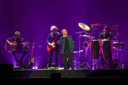 El cantautor español José Luis Perales se presenta por última vez hoy frente a miles de espectadores en el Antel Arena de Montevideo (Uruguay). EFE/Alejandro Prieto