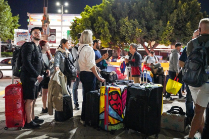 Un grupo de ucranianos intenta entregarse a oficiales de la oficina de Aduanas y Protección Fronteriza (CBP) para pedir refugio en Estados Unidos, el 24 de abril de 2022.