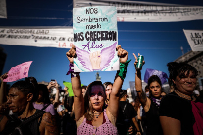 Colectivos sociales y feministas salen a las calles para conmemorar el Día Internacional de la Mujer en Buenos Aires (Argentina), en una fotografía de archivo.