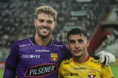 Javier Burrai (i) y Emmanuel Martínez de Barcelona estarían por iniciar los trámites de naturalización como ecuatorianos.