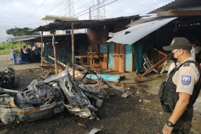 Un vehículo estalló la madrugada de éste lunes 25 de abril al frente d ela cárcel regional de Guayaquil.