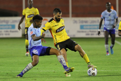 Gonzalo Mastriani (d), delantero de Barcelona, domina la pelota en el triunfo ante Macará.
