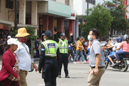 Ritmo. El casco comercial es uno de los puntos donde la congestión vehicular abruma tanto a conductores como a peatones. Y ya no solo se dan en las denominadas horas pico.