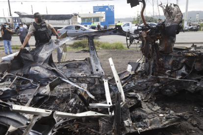 ​Escombros. Un policía contempla lo que quedó del automotor que explotó ayer.